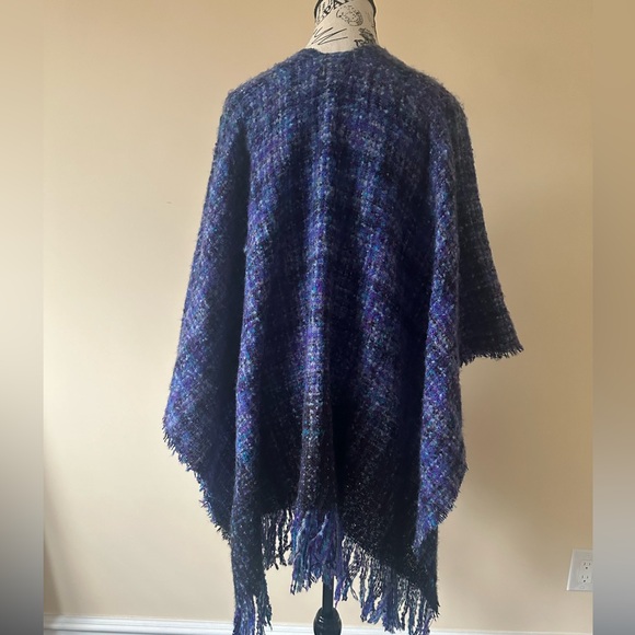 Cosy cape in the colours of The Highlands - Picture 3 of 5